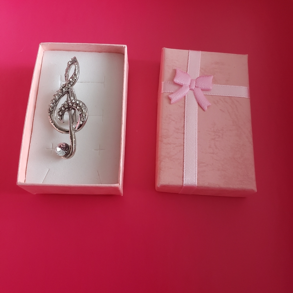 New Beautiful Silver Brooch with diamonds.